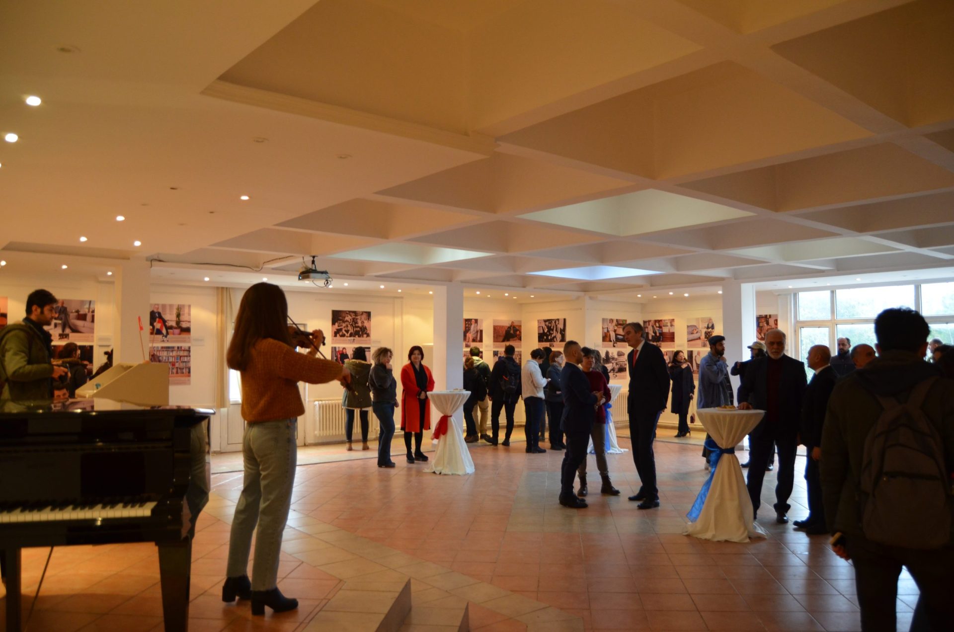 Gurbette fotograf sergisi Marmara Universitesinde 1 scaled