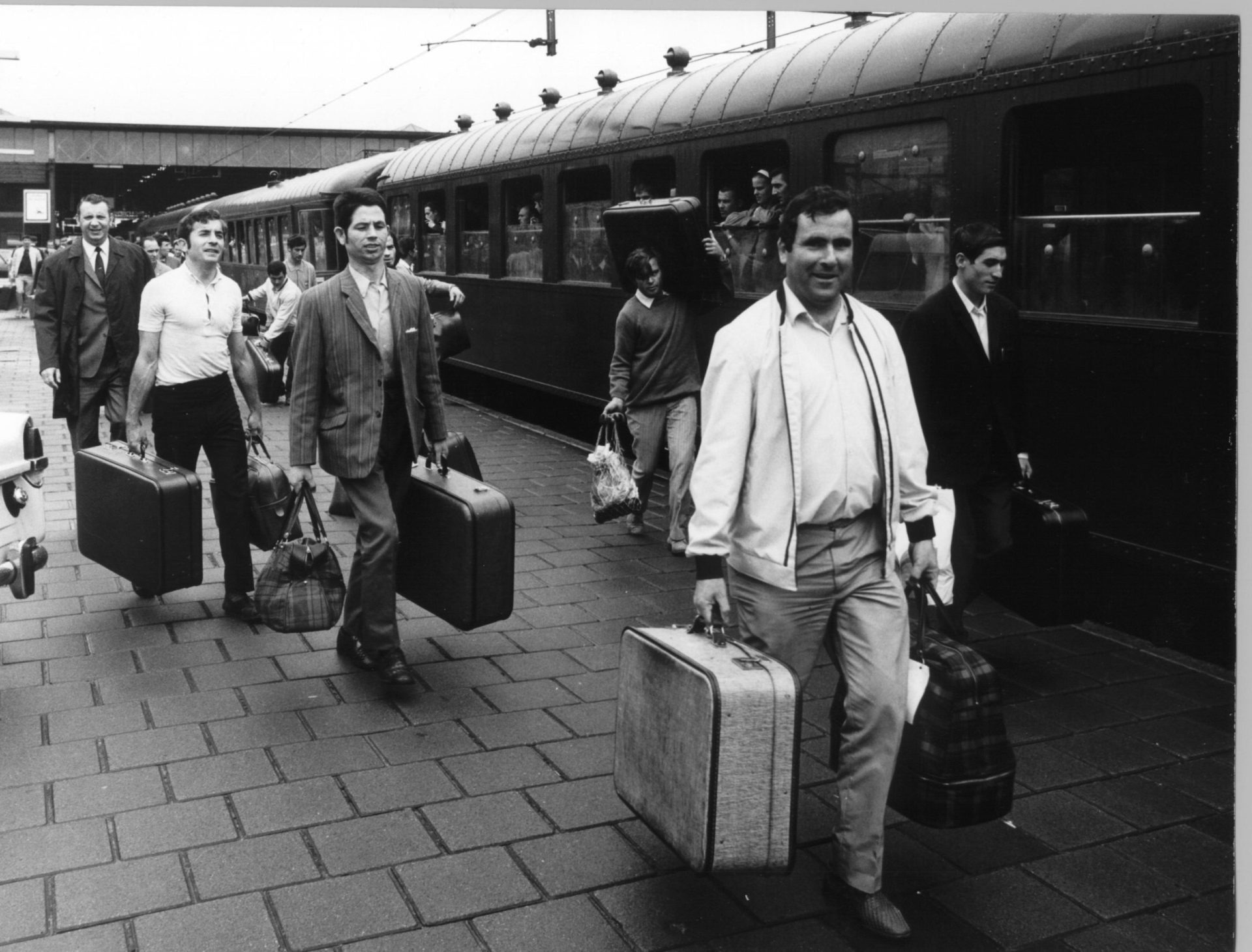 Nieuwe komers. Spaanse arbeiders van Philips op station Eindhoven. 1970 1 scaled