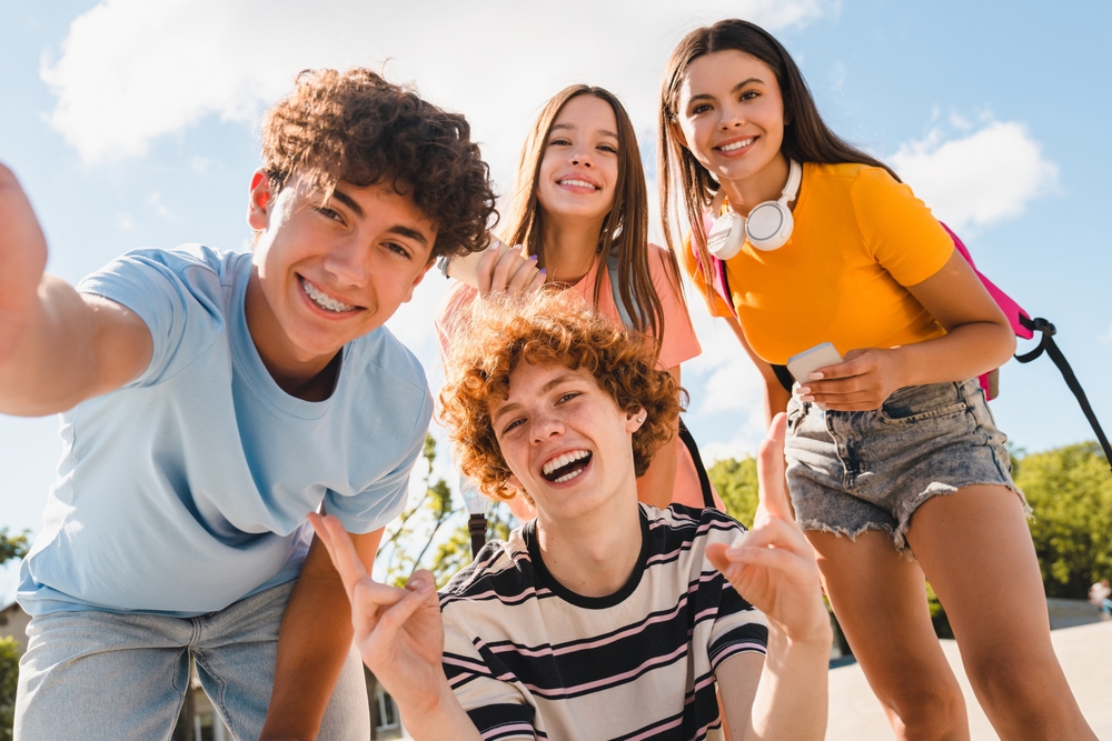 Happy,Smiling,Group,Of,Teenagers,High,School,Pupils,Friends,Classmates