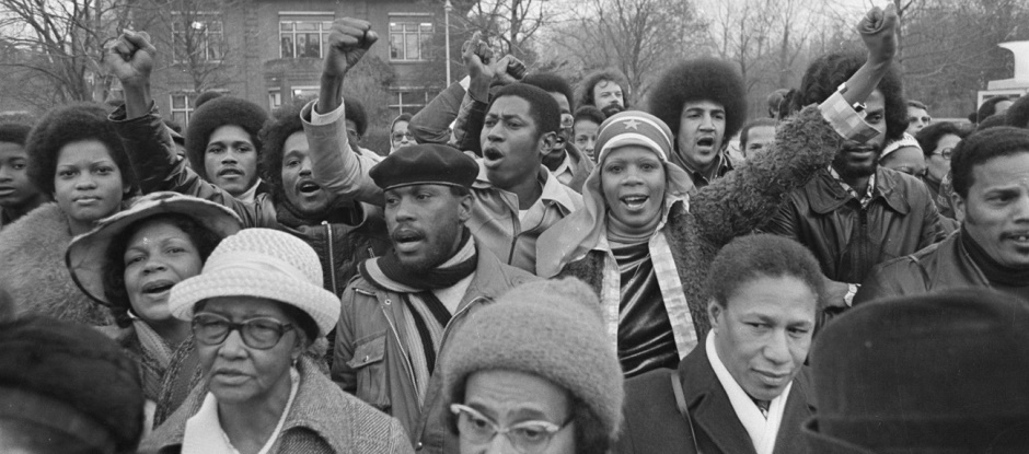 vreugde bij het hijsen van de surinaamse vlag940